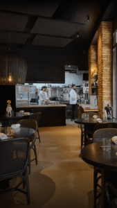 Los chefs y equipo de la sala del restaurante Fierro trabajando y preparando el servicio de la comida.