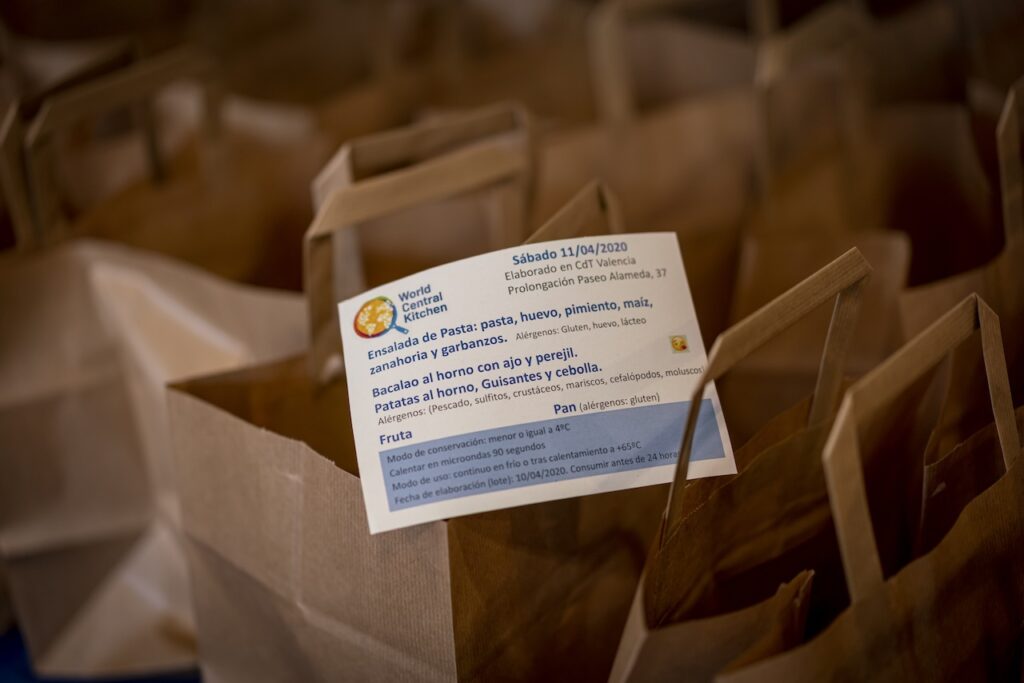 Bolsas con comida de world Central Kitchen