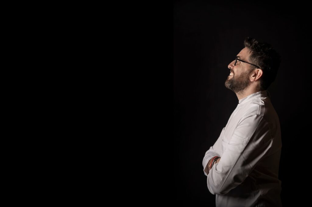 El chef Germán Carrizo sonriendo en el restaurante Fierro